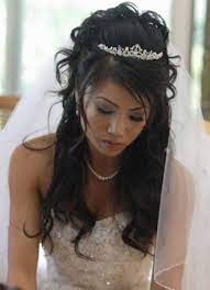 Half Up Half Down Wedding Hairstyles With Tiara And Veil Cabelo Curto Para Casamento Penteados Penteados Para Baixo