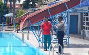 Berikut ini admin telah merangkum daftar hotel dengan kolam renang rooftop di surabaya yang bisa anda coba bersama keluarga. Diduga Tenggelam Di Kolam Renang Hotel Anak Di Banyuwangi Tewas