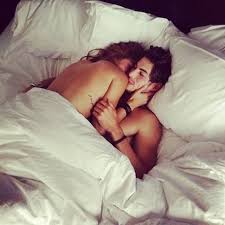 تشوه واد رطوبة المراة والرجل في السرير بدون ملابس Cabuildingbridges Org