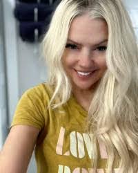 Holly Blizzard's Instagram, Twitter & Facebook