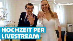 Der inhalt hilft ihnen, die kleineren katastrophen einer hochzeit zu überstehen. Heiraten Ohne Gaste So Kann Es Trotz Corona Schon Werden Youtube