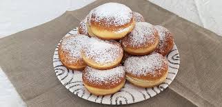 Questo dolce consiste in una sfera di pasta lievitata dolce e agrumata, fritta nello strutto, che racchiude al suo interno un cuore di marmellata di prugne o di albicocche. Krapfen Selber Machen In 7 Schritten Krapfen Backen Gruss Gott