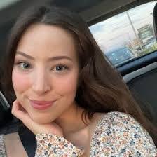 Elizabeth Reiter's Instagram, Twitter & Facebook