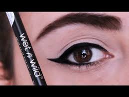 Kolay Eyeliner Nasil Cekilir Akmayan Siyah Goz Kalemi Onerisi Goz Kalemi Eyeliner Makyaj