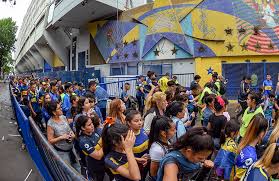 If you are a fan of futbol (soccer), a tour of the bombonera is worth it. Bombonera Bebt Boca Training Vor 50 000 Fans Internationaler Fussball Bildergalerie Kicker