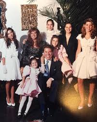 We did not find results for: Foto Rara De Silvio Santos Com Todas As Filhas Movimenta A Web