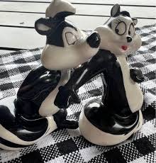 Pepe Le Pew and Penelope Warner Bros. Entertainment Salt and Pepper  Shakers. Rare.