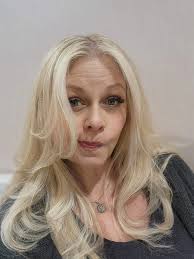 Sometimes you don't realise how long your hair is getting until you sit in  front of your dusty af mirror to give it a clean 😅 I cut about half off a