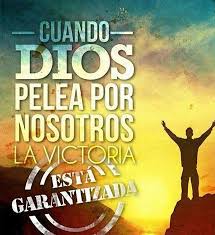 Cuando Dios Pelea Por Nosotros La Victoria Esta Garantizada La Alabanza Precede La Victoria Ahora Entendemos Dios Pelea Por Mi Frases Cristianas Cristianos