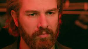 Fikret prepara las fotografías de Ümit y Demir para enviárselas a Züleyha