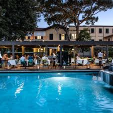 La stagione turistica a forte dei marmi è un'ottima occasione per i giovani che cercano un lavoro nei mesi di pausa scolastica, anche per entrare in contatto con unione proprietari bagni sede legale: The Best Restaurants In Forte Dei Marmi