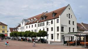Die vr bank in neumünster feierte in der vergangenen woche das richtfest für den erweiterungsbau der zentrale am großflecken. Neuburg Vr Bank Begrabt Hotelplane Am Schrannenplatz Neuburger Rundschau