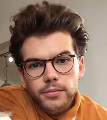 Luke Newton a.k.a. Colin Bridgerton. 💕