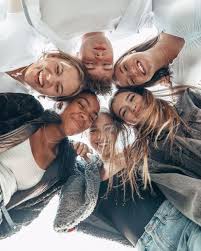 Four Best Friends Squad Birthday Photoshoot With Friends Lastminutestylist Amazing 15 Simple Easy Weekend Hairstyles That Are Beyond Easy To Recreate T In 2020 Friend Photoshoot Friends Photography Cute Friends