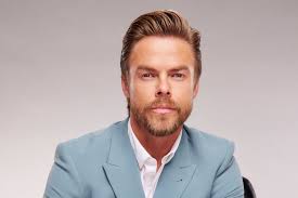 Derek Hough to Replace Billy Bush as New Host of 'Extra'