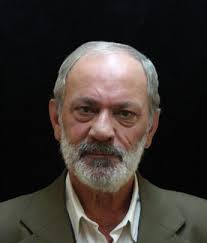 Eğitimini gazetecilik üzerine aldı fakat oyunculuğa olan merakı dolayısıyla bu alanda kendini geliştirdi. 4l8fro07obowem