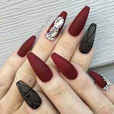A través de nuestra tienda de productos para uñas de acrilico puedes adquirir el color negro. Unas Vino Acrilico Unas Para Novia Unas Rojas Y Negras Manicura De Unas