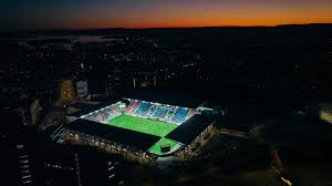 Stadionets asymmetriske langsider, buete kortsider og avrundete hjørner gir anlegget en dynamisk. Intility Arena Valerenga