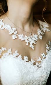 Per le spose che non vogliono osare con la cavigliera, sappiate che le scarpe da sposa celano nella maggior parte dei casi, quel tocco prezioso che donerà luce ai vostri piedi. Pin Su Wedding