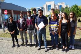 Çocuklarıyla birlikte gelen aileler yerleşke önünde yoğunluk. Etus Tepkisi Edirne Postasi Edirne Haberleri