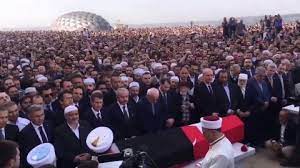 Hâkimler ve savcılar kurulu atatürk düşmanlığı ile bilinen tarihçi kadir mısıroğlu'nun cenaze törenine bakanların katılmasını eleştiren cumhuriyet sav. Kadir Misiroglu Nun Tabutuna Turk Bayragi Sarilmasina Suc Duyurusu Gercek Gundem