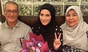 Untuk makluman, sherry dan fattah mula bercinta sekitar tahun 2014 selepas mula rapat ketika menjalani penggambaran drama 'cinta ibadah'. Sherry Ibrahim Saya Bukan Cuba Berlagak Alim