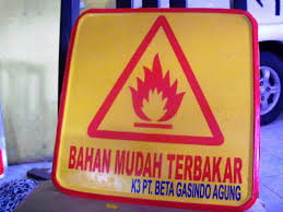 Bahan kimia yang diberi label highly flammable ini memiliki titik nyala 21 derajat celcius dan titik didihnya pada suhu. Facebook