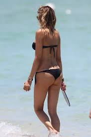 Aida yespica mostra off Il suo sudato Bikini corpo a il Spiaggia a XXX porno  foto