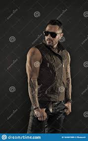 Kleine tattoo männer kleines tattoo brust tattoo ideen oberarm tattoo tattoos vorlagen tattoos zeichnen tattoo rücken inspirierende tattoos schnurrbart vollbart haarige kerle herren mode bärtiger mann mit tattoos bärtige männer behaarte männer tatoo. Tatowierter Mann Mit Bizeps Und Triceps Tattoo Modell Mit Bart Auf Unrasiertem Gesicht Barenmann Mit Tatowierung Auf Starken Arme Stockbild Bild Von Beilaufig Mannlich 163007809