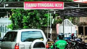 Berdasarkan bentuknya, keambiguan dalam kalimat dibagi menjadi 3 kelompok yaitu ambiguitas fonetik, ambiguitas grametikal dan contoh kalimat ambigu fonetik, salah satunya: Foto Berisi Kalimat Ambigu Ini Bikin Netizen Gagal Fokus Tamu Tinggal Ktp Tribun Jogja