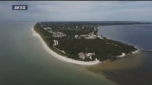 Elegant island suiteour recently remodeled suite is elegantly appointed with a king size bed cozy for two, on a quiet dead end street and just a few miles to both sanibel island & fort myers beach. Sanibel Island Has Murky Water On Beach Miami Herald