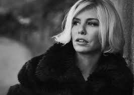 מחפשים את האישה