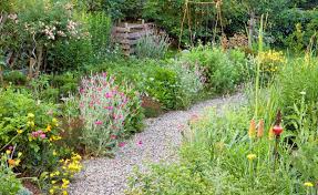 Kiesweg Im Garten Naturgarten Kiesweg Anlegen Gartenweg Gestalten