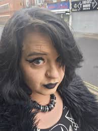 Hi everyone, let's get to know who we all are! Comment below with who you  are and what you do, a link to your social media and other relevant links  e.g. website