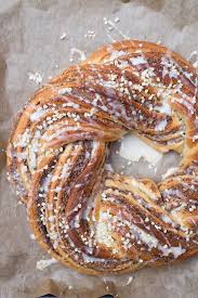 Veganer Hefezopf Mit Nussfullung Healthy On Green Rezept Hefezopf Vegane Sussigkeiten Vegane Lebensmittel