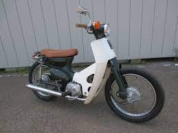 ホンダ スーパーカブ50 ライトカスタムなカブ の新車 中古バイク販売情報 atorika 521 garage service 2018年model登場 前後太タイヤでノーマルライクなカスタムカブです 長くてゆったり乗れるコブラシートになっているのでノーマルのような窮屈さはあり スーパー