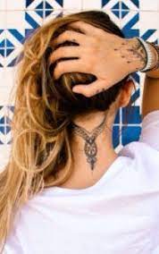 Afla Care Sunt Cele Mai Populare Tatuaje Pe Degete De Multe Ori Mai Frumoase Decat Un Inel Tatuajele Sunt O Form Back Of Neck Tattoo Girl Tattoos Neck Tattoo