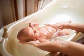 Mandi merupakan upaya dalam menjaga kebersihan diri sehingga anda terlindungi dari hal penting yang harus diperhatikan untuk mandi saat demam adalah suhu air. Bolehkah Bayi Yang Sedang Demam Dimandikan