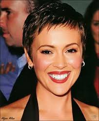 Creativity is to think more efficiently. Alyssa Milano Pixie Haircut Styling Kurzes Haar Kurze Frisuren Fur Dickes Haar Pixie Schnitt