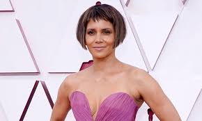 Halle berry looking incredible at the 2021 academy awards with her bob hairstyle. Halle Berry Creates Major Confusion By Sharing This Photo After Her Oscar Bob Controversy Us Daily Report