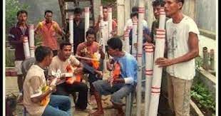 Dengan dibuktikan dengan terkenalnya provinsi yang dikenal dengan pala, euli, cengkeh dan mutiaranya, maluku juga terkenal sebagai provinsi yang mempunyai tujuan parawisata yang elok. Penjelasan Musik Bambu Hitada Kesenian Musik Tradisional Dari Maluku Utara Budaya Nusantara
