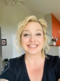 Le lampadaire SKAFTET permet d'obtenir un éclairage en plongée lorsqu'il  n'y a aucune prise au plafond. Vous pouvez glisser la base sous un canapé  pour optimiser l'espace au sol et ajouter l'abat-jour