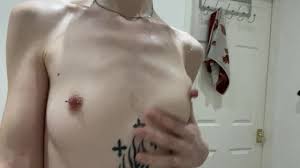 非常に硬いピアス乳首