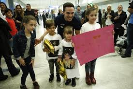 Το διεθνές αεροδρόμιο της λάρνακας (lca) είναι ο μεγαλύτερος το αεροδρόμιο της λάρνακας έχει ένα κύριο terminal του οποίου ο πρώτος όροφος είναι για τις αναχωρήσεις και το ισόγειο για τις αφίξεις. Eida Panw Apo Xilioys Ellhnes To Ekana Gi Aytoys Leei O Xrysos Petroynias Poy Ef8ase Sthn A8hna Hellasjournal Com