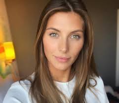 Dans les couloirs, j'ai entendu qu'une version du jeu d'aventures pour les célébrités allait se monter. Decouvrez Camille Cerf Sans Maquillage Elle Est Sublime Nextplz