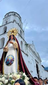 Una ofrenda de Amor a Nuestra Señora de la Paz! 🙌🏽 Ella es Leida Ramos,  docente de profesión (jubilada) y costurera de vocación. En dos  oportunidades confeccionó hermosos vestidos a Nuestra Señora