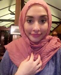 Zarina yang pernah membintangi drama anak pontianak selamat bernikah kali kedua dengan jejaka pilihan dikenali eliyas azhar di pejabat agama islam daerah seremban, negeri sembilan pada 17 julai lalu. Zarina Anjoulie Disahkan Sudah Bercerai Iluminasi