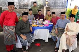Ketua menteri pulau pinang, chow kon yeow berkata bantuan khas ini diberi kerana kerajaan negeri prihatin dengan tekanan kos sara hidup farizan berpesan kepada semua penjawat awam di pulau pinang agar sentiasa mengutamakan integriti dan menjaga imej baik institusi dalam menjalan tugas. 5 000 Meriahkan Rumah Terbuka Aidilfitri Pengerusi Perhubungan Umno Johor