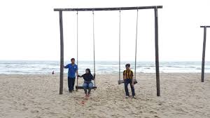 Pantai batu buruk kuala terengganu is undoubtedly the most famous beach in terengganu, with white sandy beaches and swaying casuarinas lining up behind the shore, like a loyal friend to the waves. Bercanda Di Pantai Batu Buruk Kuala Terengganu Keluarga Sihat Dot Com