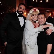 Üst üste gecelerce süren, sevdiklerimizle sımsıcacık. Zerrin Ozer E Bir Darbe Daha Murat Akinci Fotograflarini Gondermis